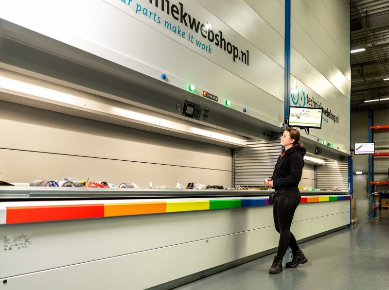 Collega bij de liftkast in het magazijn van Techniekwebshop.nl