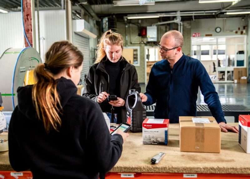Collega's scannen een product aan de toonbank